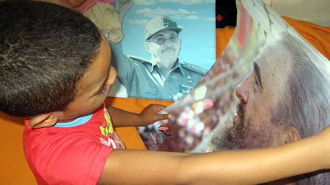 niño mirando afiche de fidel