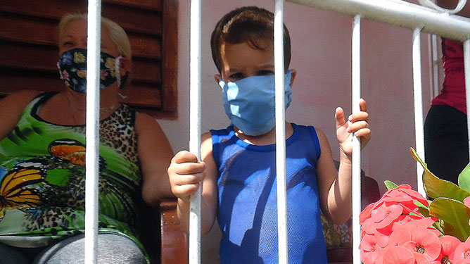 niño con nasobuco
