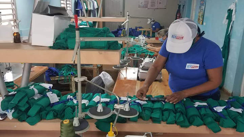 artistas del Fondo Cubano de Bienes Culturales confreccionando nasobucos