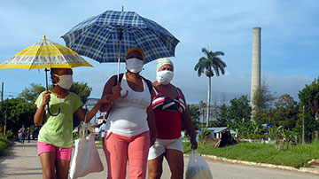 Mujeres con sombrillas 