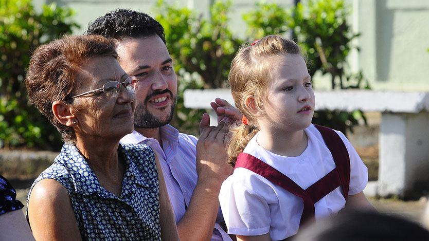 niña, abuela y papa
