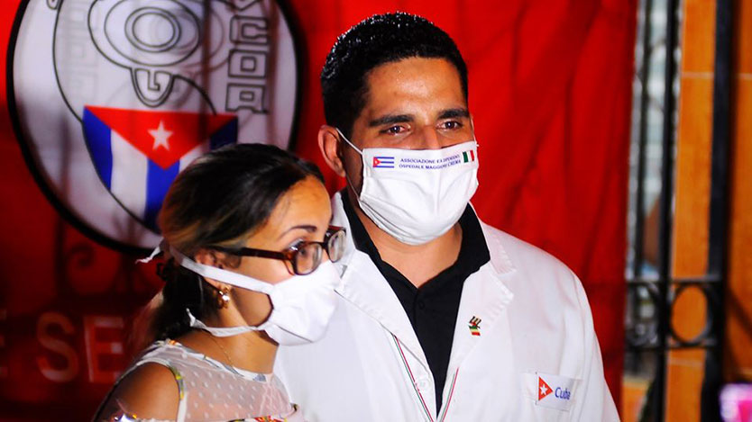 Yankiel junto a su esposa