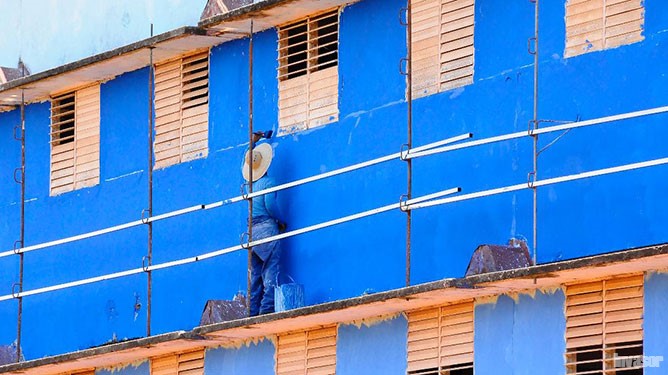  hombre pintando