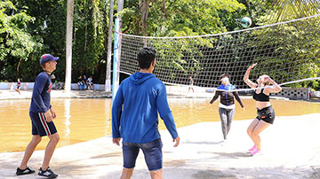 jóvenes práctican deporte