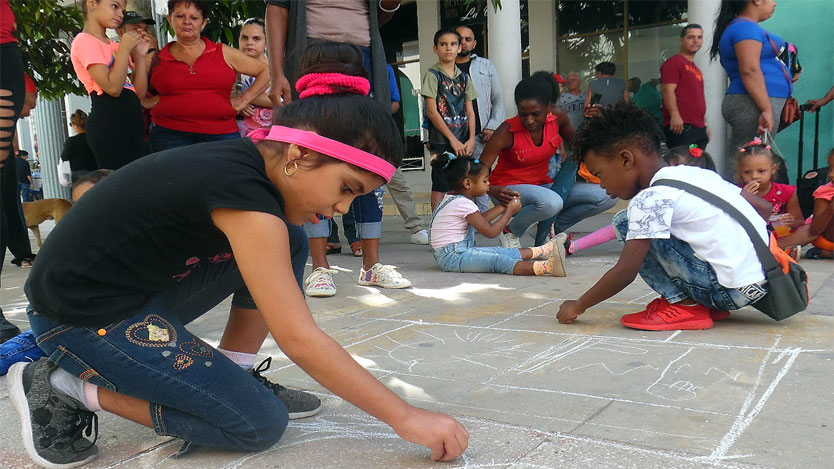 Niños pintando