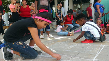 Niños pintando