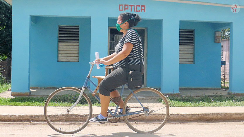 mujer en bici