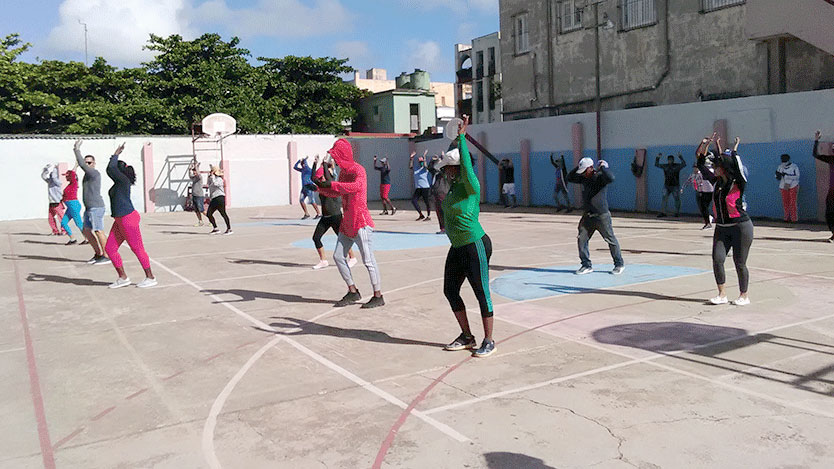 Personas bailan