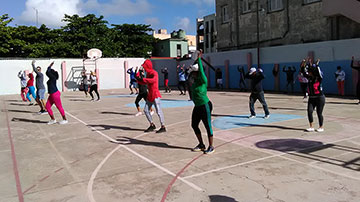 Personas bailan