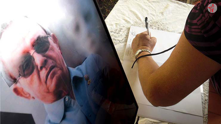 firmando mujer