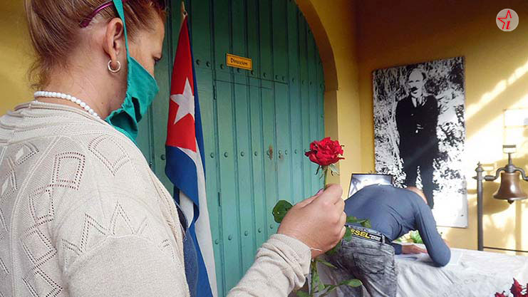 mujer con rosa en la mano