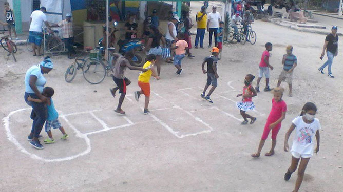  niños jugando pon