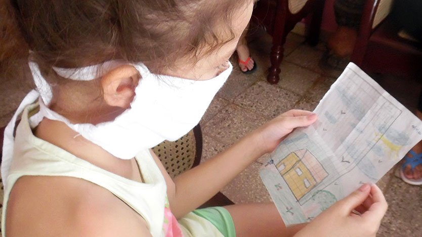 Sabrina observa el dibujo 
