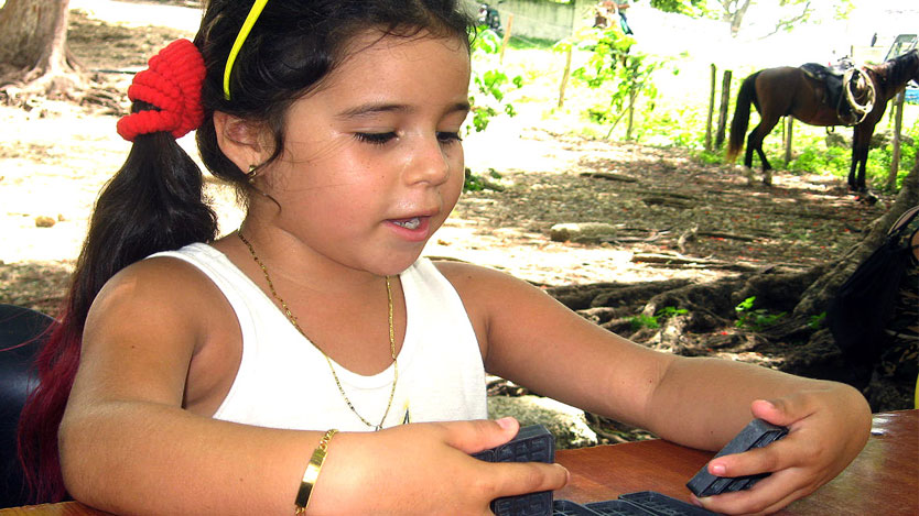 niña jugando domino