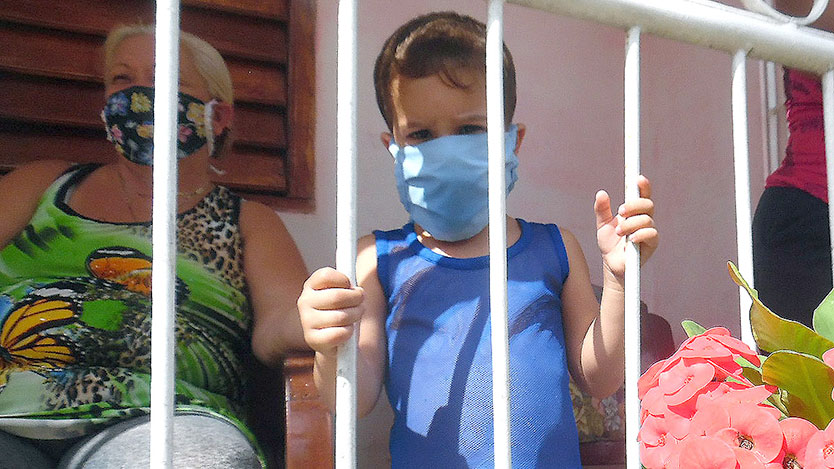 niño en el balcón