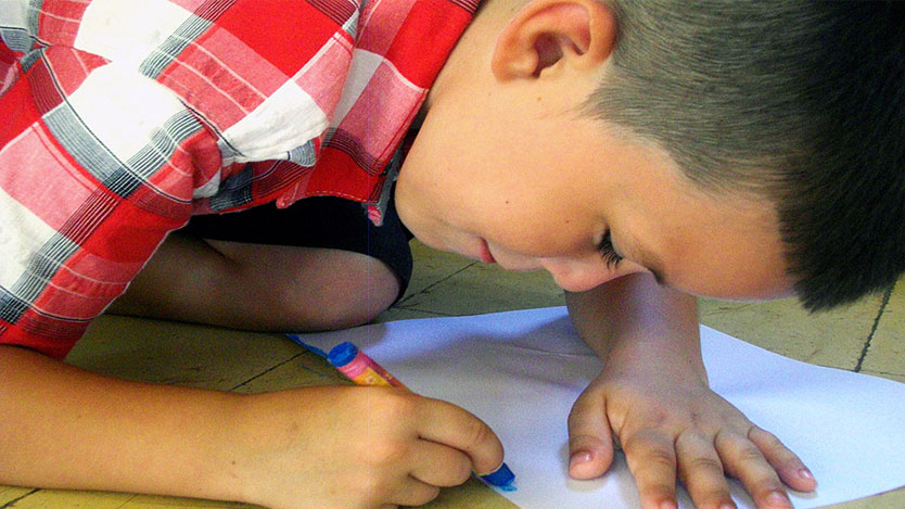 niño dibujando
