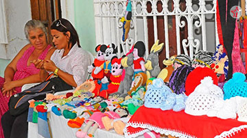 mujeres tejiendo