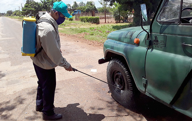 hombre fumigando