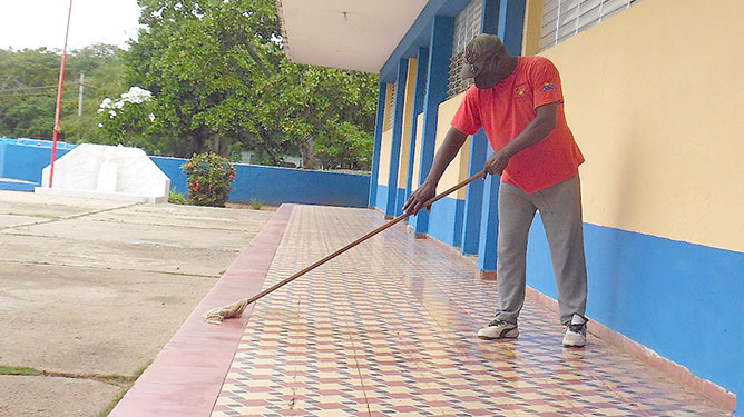  profesor limpiando