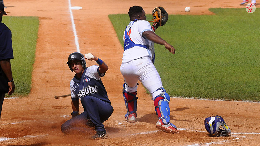 Pero llegué primero… Fotos: Alejandro García Sánchez Juego de béisbol