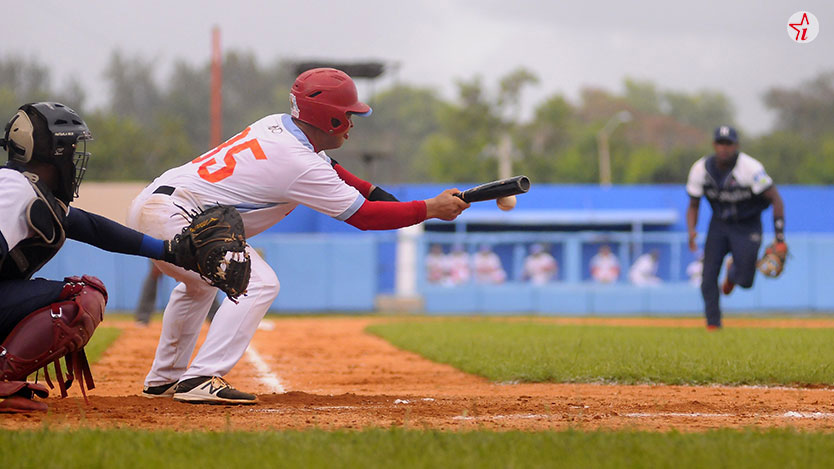También hay que saber tocar la pelota  béisbol