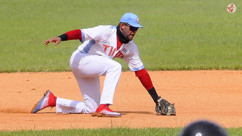 Rodilla en tierra…pero no pasa  béisbol