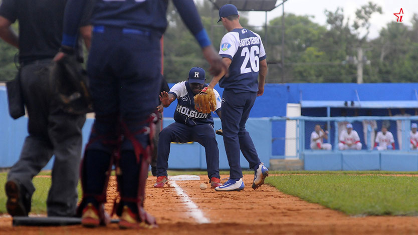 Deja esa bola, que saldrá de la línea…  béisbol