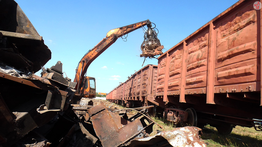 Grúa cargando tren