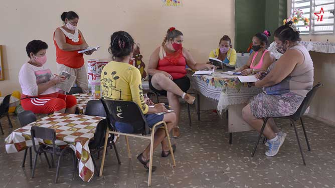  auxiliares y educadoras