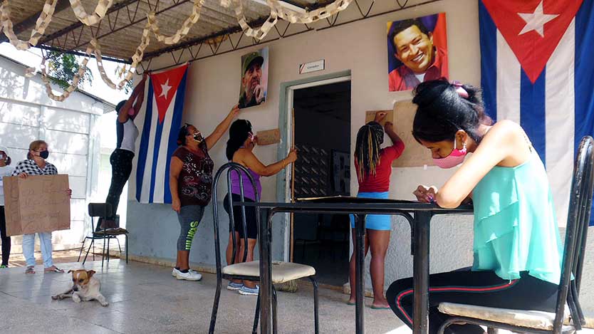 mujeres en portal engalanando