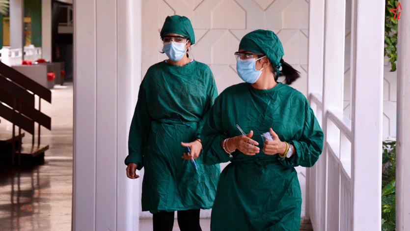 Médicos en el pasillo
