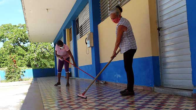  mujeres limpiando