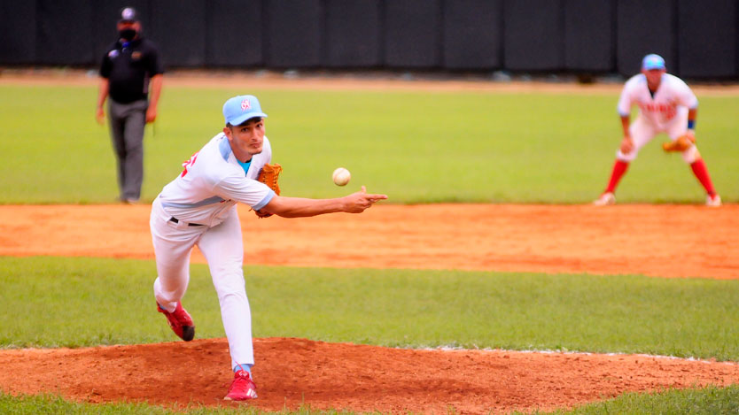 Arnaldo Rodríguez, con lanzamientos laterales que oscilan entre 87 y 89 millas, ya es un ganador en la pelota cubana y autor de un juego de cero hit, cero carreras Arnaldo Rodríguez