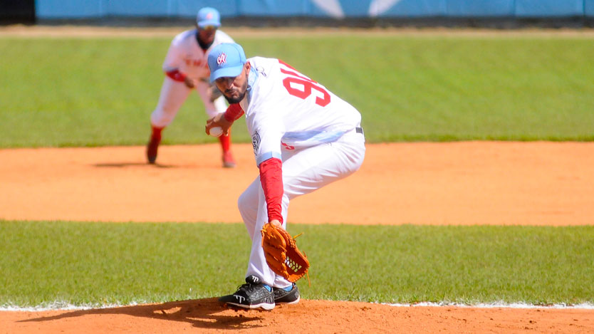 Luis Marrero, con sus envíos semi-submarinos, ya es un tirador de posibilidades, autor de un juego de cero hit cero carreras esta temporada Luis Marrero