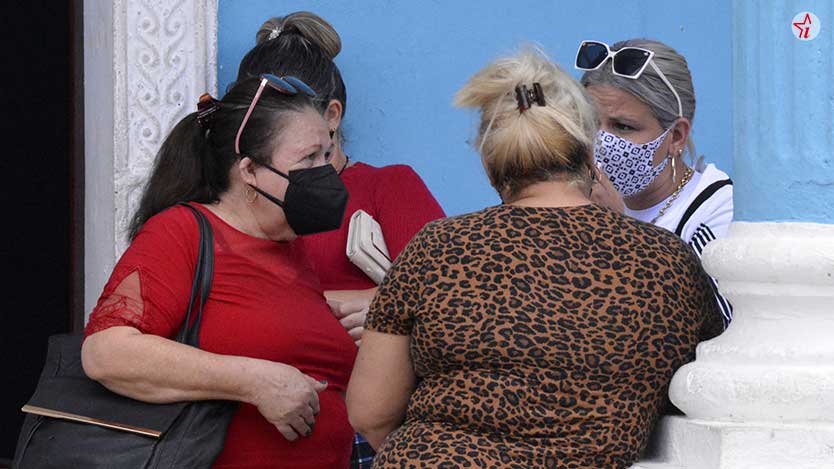 mujeres hablando