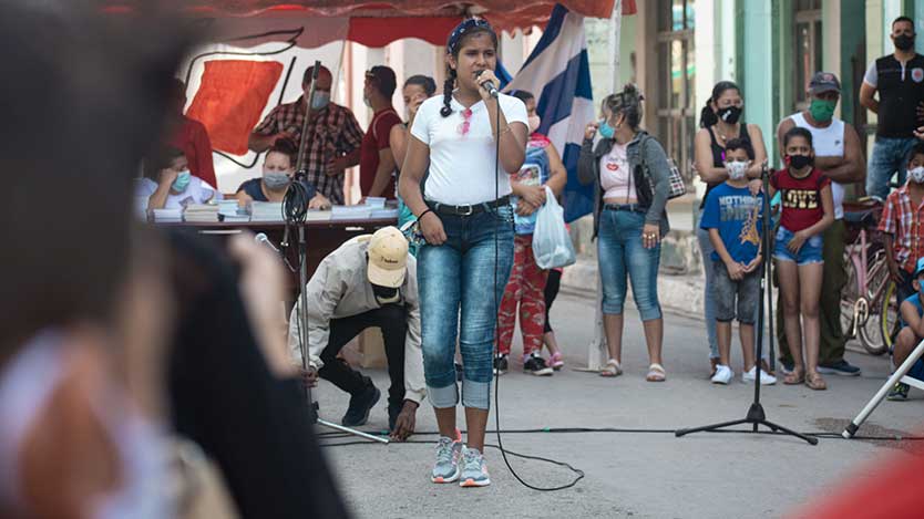 niña cantando