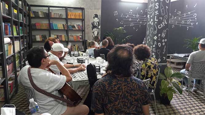 El ambiente se prestó para nuestra complicidad  trovadores