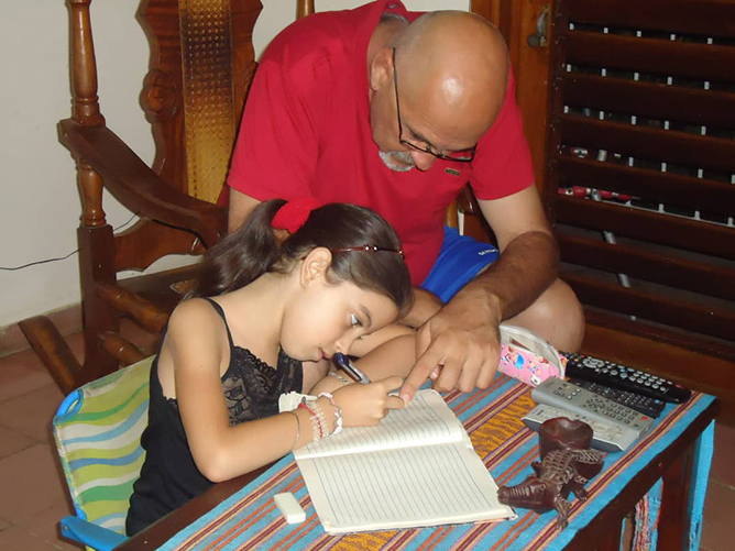 Doctor Aparicio con su hija