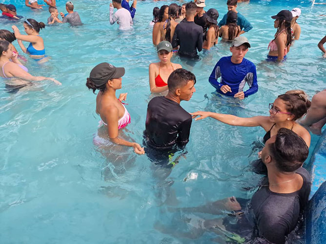  jovenes piscina