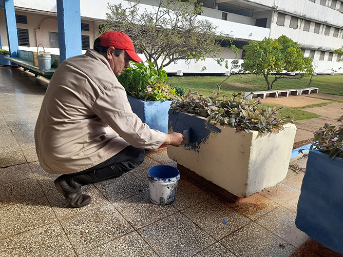  hombre pintando