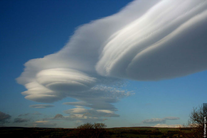 Altocumulus lenticularis a sotavento de los Peninos Inglaterra Reino Unido