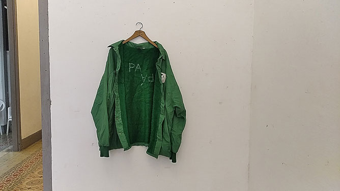 Un abrigo verde en la pared