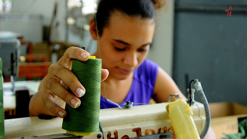 La UEB puede ofrecer cursos de formación de costureras y sastres con instructores propios, pero la cantidad de interesados ha sido ínfima  coser