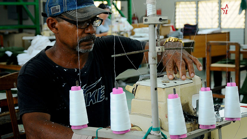 Manos expertas hacen posible el funcionamiento de equipos obsoletos  coser