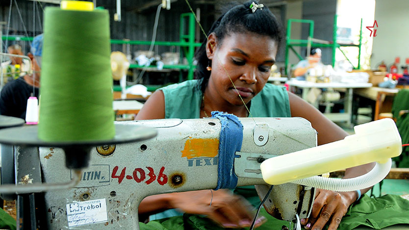 Con una plantilla incompleta, hay que trabajar duro para cumplir los planes  coser