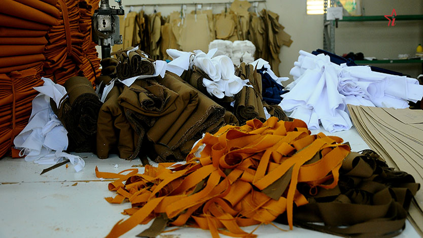 Las labores están enfocadas a la confección de uniformes  coser