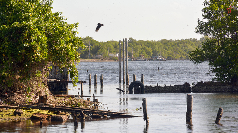 Más de una vez el mar le ha arrancado sus pertenencias a los lugareños jucaro 04