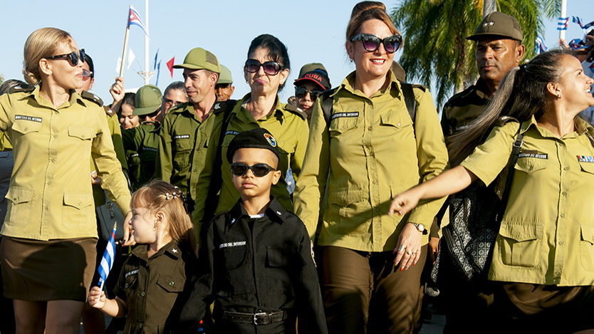 “Mucho han de hacer ellas para complacer a la Patria que les contempla”  mujer