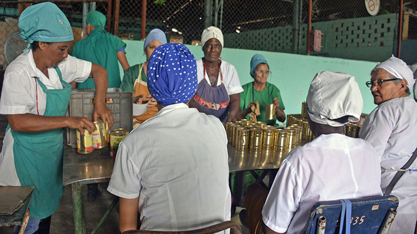 “La abnegación de la mujer obliga al hombre a la virtud”  mujer