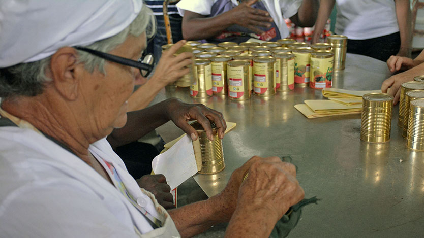 “Es una mano de mujer, vara de mago, que espanta búhos y sierpes, y ojos de Midas, que trueca todo en oro” mujer